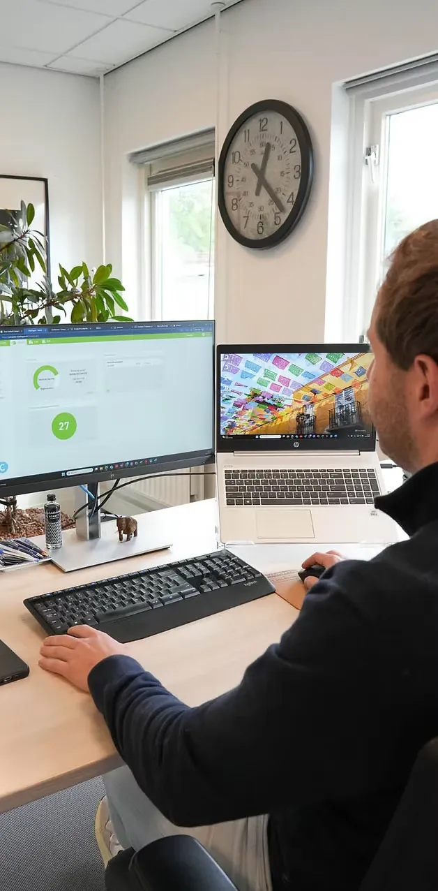 Een medewerker werkt met Vrijedagen op kantoor